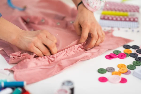衣服を扱う女性の裁縫師 — ストック写真