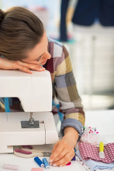 Seamstress dormindo na máquina de costura — Fotografia de Stock