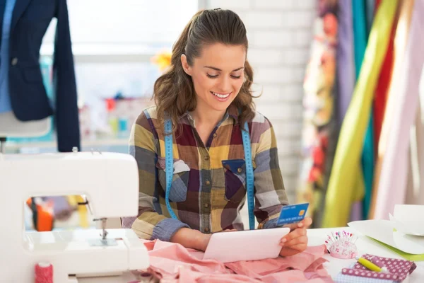 Naaister met credit card gebruiken, tablet pc — Stockfoto