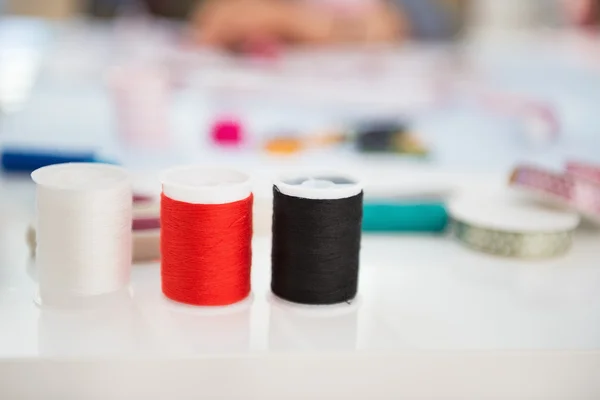Closeup on threads on table — Stock Photo, Image