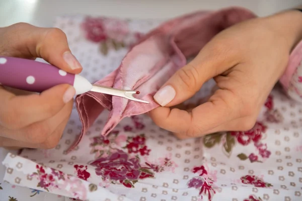 Seamstress unthread — Stock Photo, Image