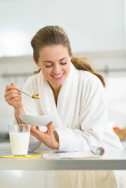 Mulher tomando café da manhã saudável — Fotografia de Stock