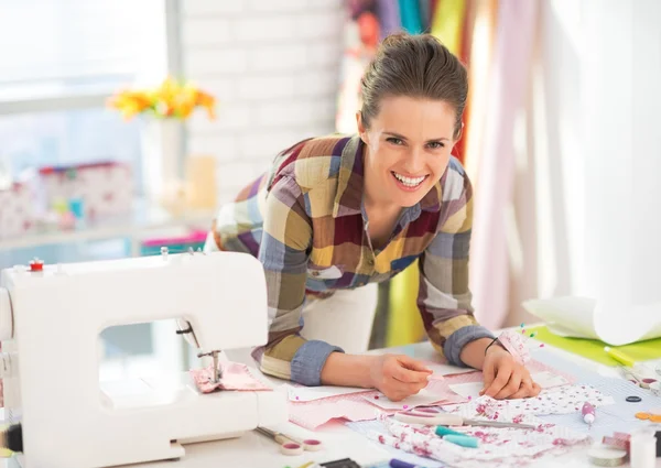 Joyeux couturière travaillant en studio Image En Vente