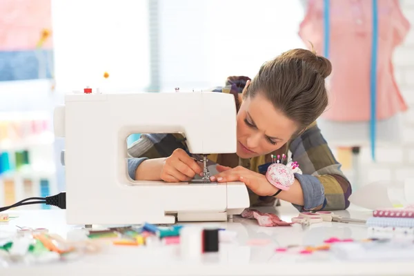缝纫机上的缝纫机 免版税图库照片