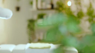 aroma lambası ve modern güzellik salonunda gerekli yağlar..