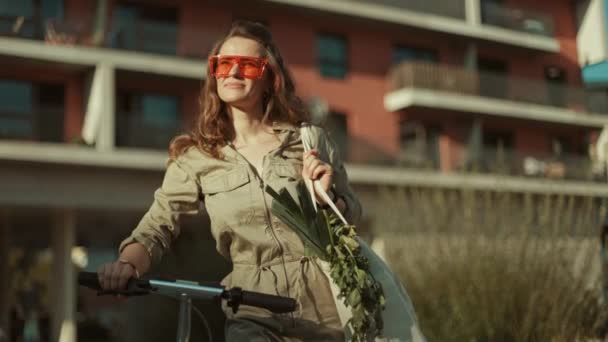Sorrindo Mulher Meia Idade Óculos Sol Geral Com Sacola Scooter — Vídeo de Stock