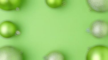 Mutlu noeller. Yeşil zemin üzerinde noel topları ile düz uzandı.