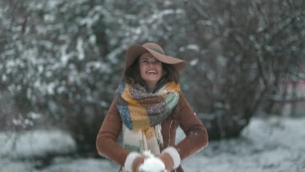 Mujer Elegante Feliz Sombrero Marrón Bufanda Con Manoplas Abrigo Piel — Vídeos de Stock