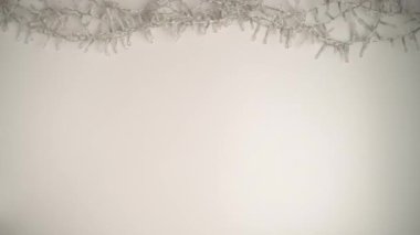 Mutlu noeller. beyaz arka planda noel ışıkları ile yatıyordu.