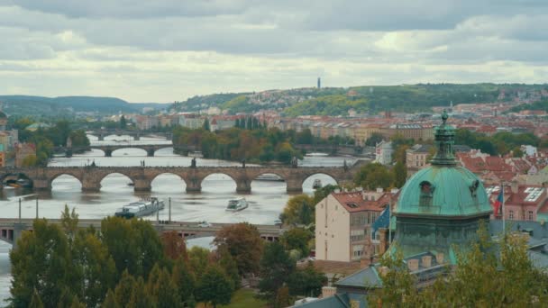 Utsikt Över Prag Tjeckien Genom Bladverket Vid Solnedgången — Stockvideo