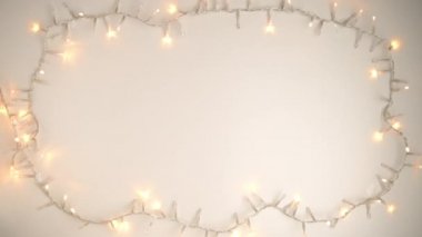 Mutlu noeller. beyaz arka planda noel ışıkları ile yatıyordu.