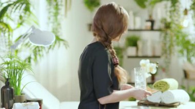 Modern güzellik salonunda gülümseyen kadın çalışan.