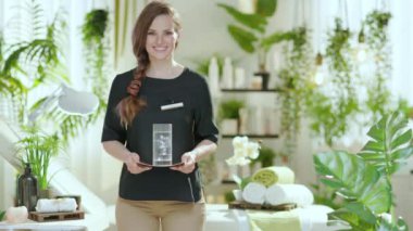 Modern güzellik salonunda gülümseyen kadın çalışan.