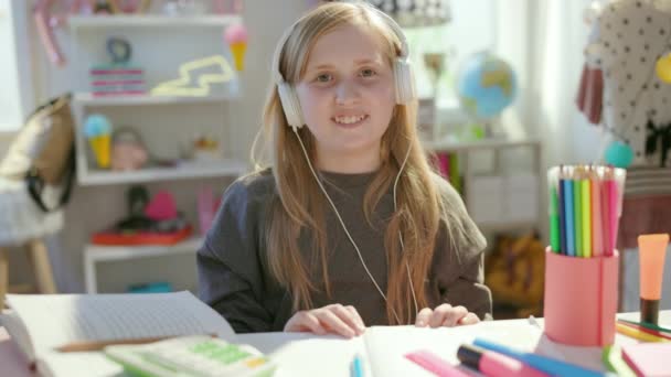 Moderní Dítě Doma Slunečný Den Dálkové Vzdělávání Video Chatování — Stock video