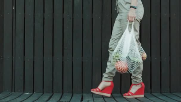 Mujer Mediana Edad Con Bolsas Comida Aire Libre Ciudad — Vídeo de stock
