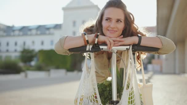 Mujer Mediana Edad Sonriente Gafas Sol General Con Bolsa Mano — Vídeos de Stock