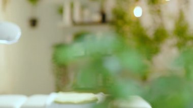 Havlular, aroma lambası ve modern güzellik salonundaki gerekli yağlar..