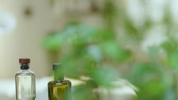 现代美容院的毛巾 芳香灯和精油 — 图库视频影像