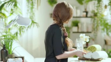 Modern güzellik stüdyosundaki gülümseyen kadın çalışan..