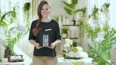 Modern güzellik stüdyosundaki gülümseyen kadın çalışan..