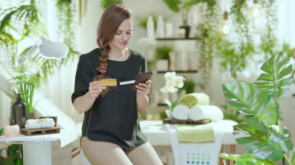 Smiling Woman Worker Clipboard Smartphone Modern Beauty Studio — Stock Video