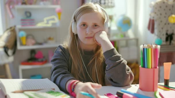 Modern Kind Thuis Zonnig Dagonderwijs Videochatten — Stockvideo