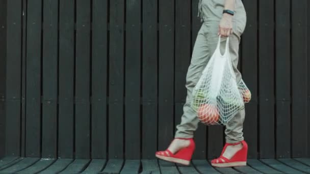 Mujer Mediana Edad Con Bolsas Comida Aire Libre Ciudad — Vídeos de Stock