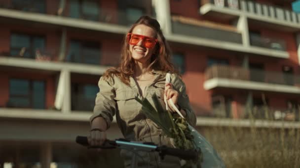 Sorrindo Mulher Meia Idade Óculos Sol Geral Com Sacola Scooter — Vídeo de Stock