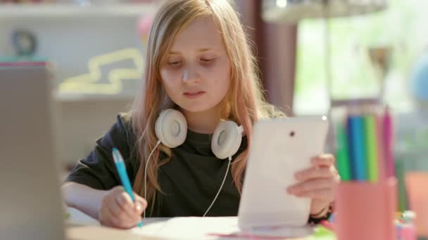 Gelukkig Modern Kind Grijs Shirt Met Tablet Thuisonderwijs Thuis Zonnige — Stockvideo