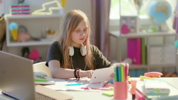 Gri Tişörtlü Tabletli Modern Kız Güneşli Bir Günde Evde Eğitim — Stok video