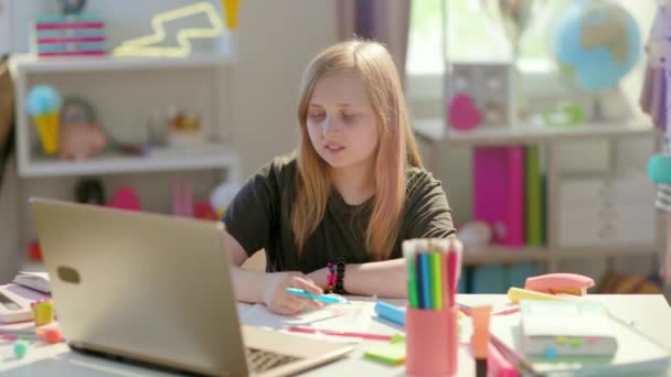 Gri Tişörtlü Laptoplu Kulaklıklı Evde Eğitim Gören Güneşli Günlerde Esneme — Stok video