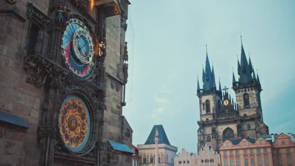 Landschaft Mit Altstädter Ring Astronomischer Uhr Und Frauenkirche Vor Dem — Stockvideo