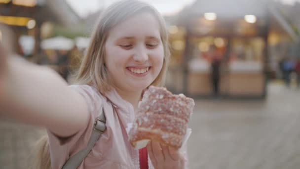 Happy Modern Girl Fair City Taking Selfie Eating Trdelnik — стоковое видео