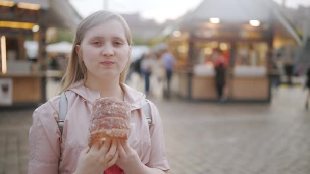 Lächelndes Modernes Kind Auf Der Kirmes Der Stadt Beim Trdelnik — Stockvideo