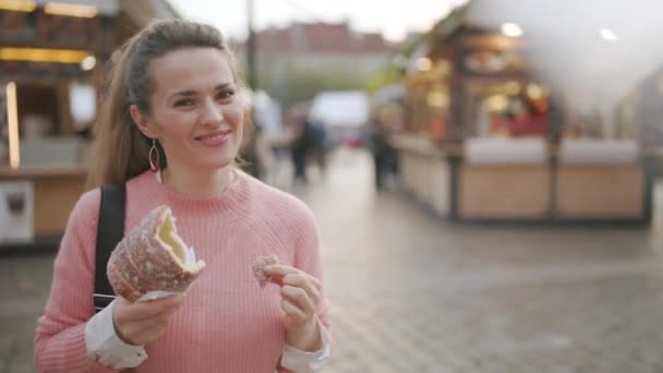 Fêmea Moderna Feira Cidade Comendo Trdelnik — Vídeo de Stock