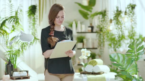 Happy Tahun Karyawan Wanita Tua Dengan Clipboard Studio Kecantikan Modern — Stok Video
