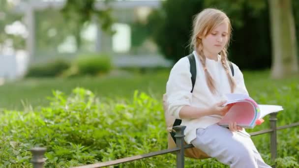 Szczęśliwy Modne Dziecko Białej Bluzie Skoroszytem Plecakiem Pobliżu Zielonej Szkoły — Wideo stockowe