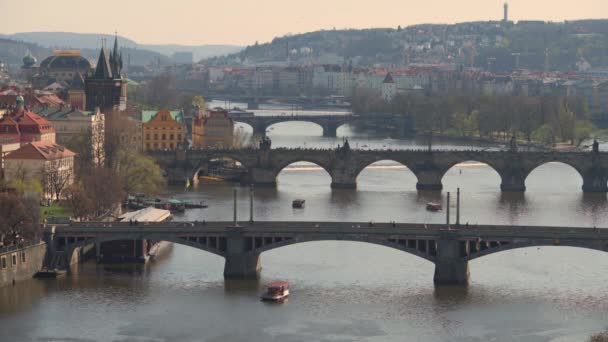 Krajina Řekou Vltavou Karlovým Mostem Praze Večer — Stock video