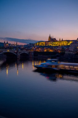 Vltava nehri, St. Vitus Katedrali ve gün batımında tekne manzarası.