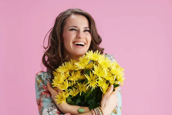 Smiling Middle Aged Woman Long Wavy Brunette Hair Yellow Chrysanthemums — Fotografia de Stock