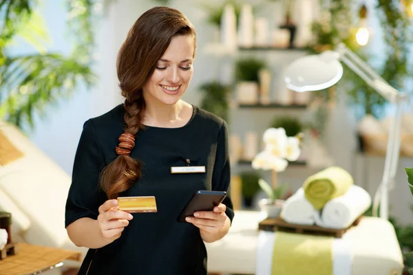 Smiling Years Old Woman Employee Smartphone Credit Card Making Online — Stock Photo, Image