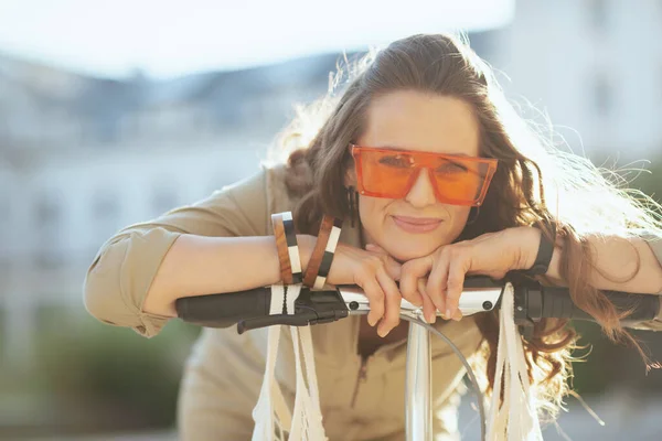 Портрет Улыбающейся Элегантной Женщины Солнечных Очках Целом Струнной Сумкой Скутером — стоковое фото
