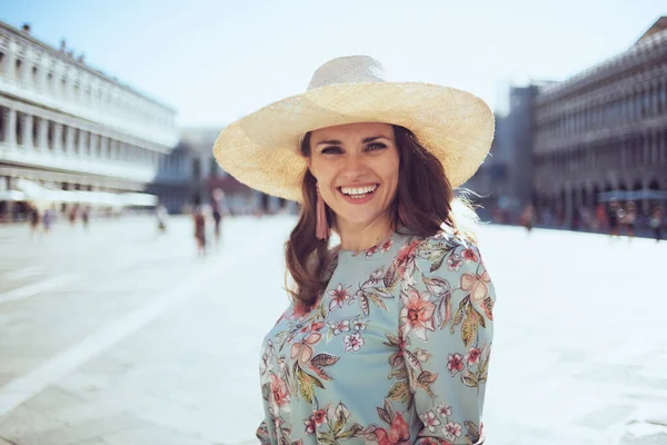 Portrait Smiling Stylish Traveller Woman Floral Dress Hat San Marco — Stok fotoğraf