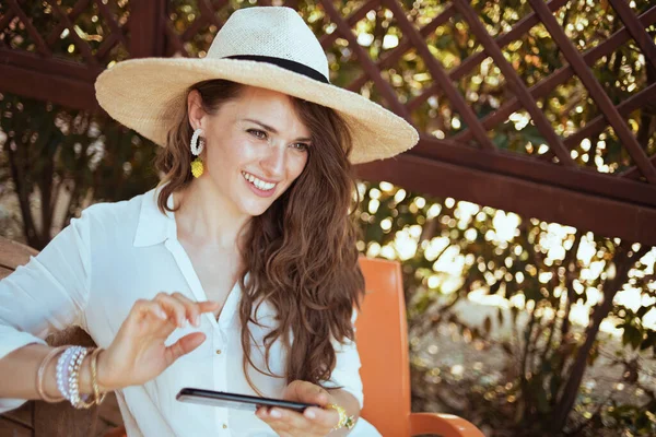 Smiling Modern Middle Aged Housewife White Shirt Hat Using Smartphone — Stok fotoğraf