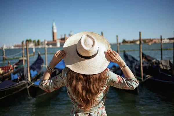 Сзади Видна Молодая Одинокая Туристка Цветочном Платье Шляпе Набережной Венеции — стоковое фото