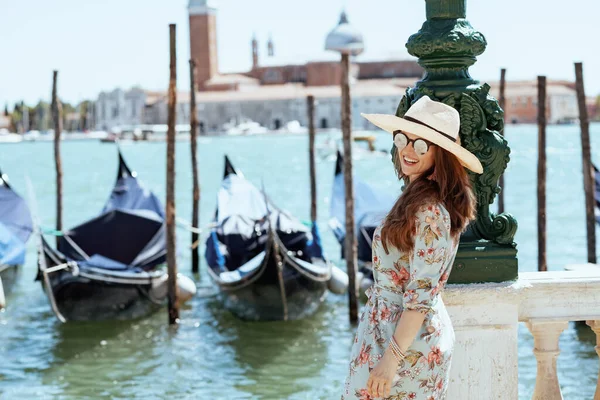 Happy Middle Aged Traveller Woman Floral Dress Sunglasses Hat Enjoying — Foto Stock