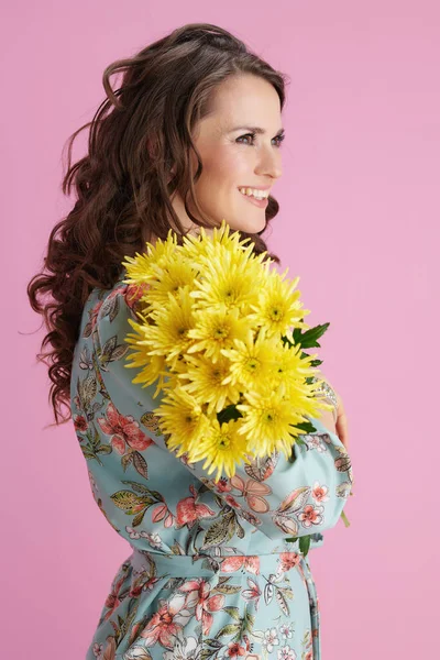 Щаслива Елегантна Жінка Квітковій Сукні Жовтими Хризантемами Квіти Ізольовані Рожевому — стокове фото