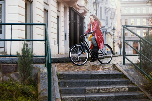 Mulher Moderna Feliz Capa Chuva Vermelha Fora Cidade Andar Bicicleta — Fotografia de Stock