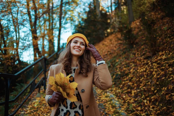 Hello Autumn Smiling Stylish Woman Brown Coat Yellow Hat Autumn — Stock Photo, Image