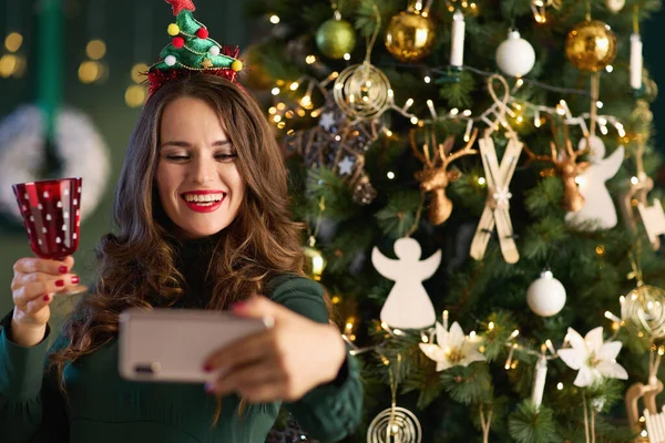 Vánoce Usmívající Mladá Žena Sklem Zelených Šatech Videohovor Smartphone Blízkosti — Stock fotografie